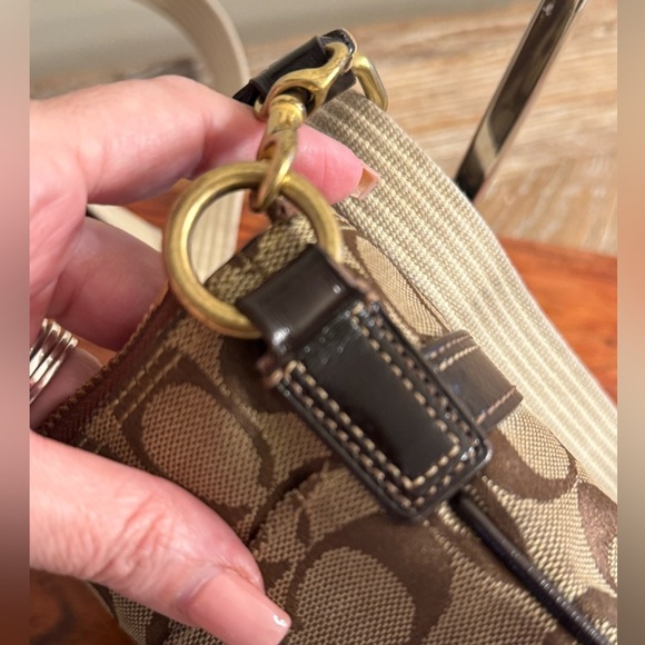 Coach Signature Crossbody Bag Purse with  Turnlock - Picture 15 of 16